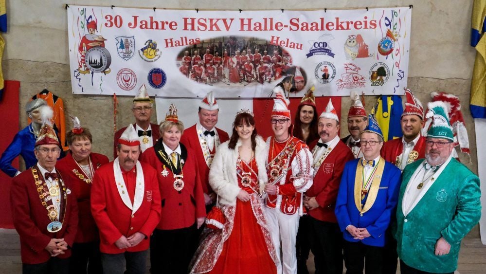 Das Prinzenpaar Axel I. und Miriam I. freuen sich mit ihrem Gefolge auf den Rosenmontagsumzug.