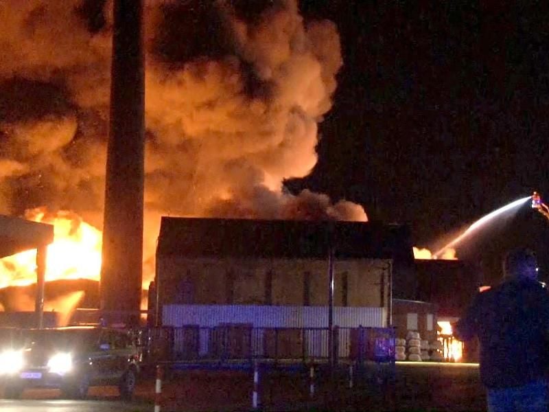 Flammen schlagen aus einem Gebäude einer Kunststofffabrik in Rheine. Foto: Nord-West-Media TV