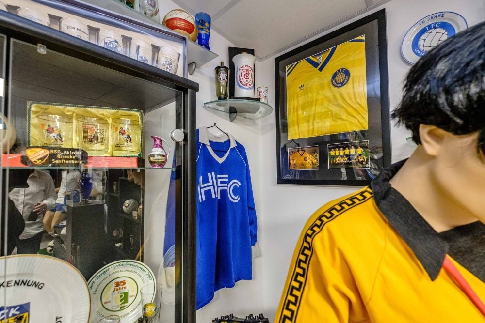 Neuestes Stück in der Sammlung ist ein seltenes HFC-Trikot, das Sturm gegen eine andere Rarität eingetauscht hat.