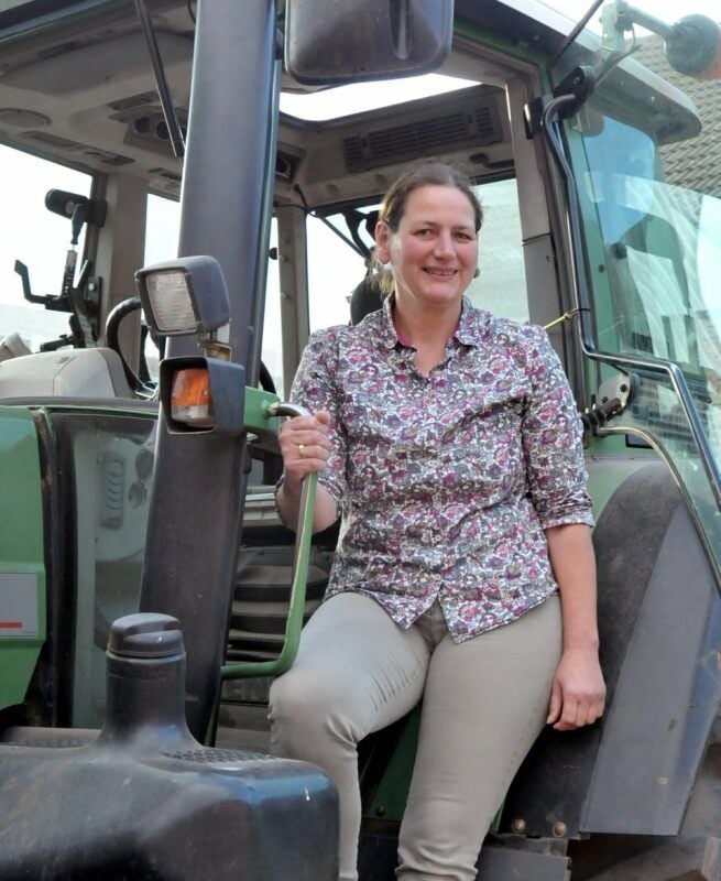 Katharina Elwert kann als Landwirtin natürlich auch Traktor fahren.