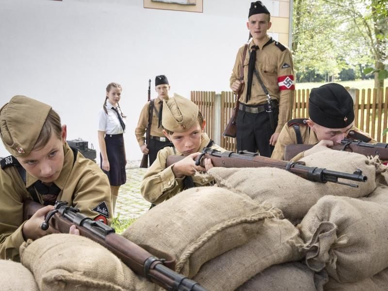 Anton (Juri Gayed) und Rudi (Ludger Bökelmann) lernen bei der Hitlerjugend Schießen. Foto: Andreas Wünschirs/Looksfilm/SWR