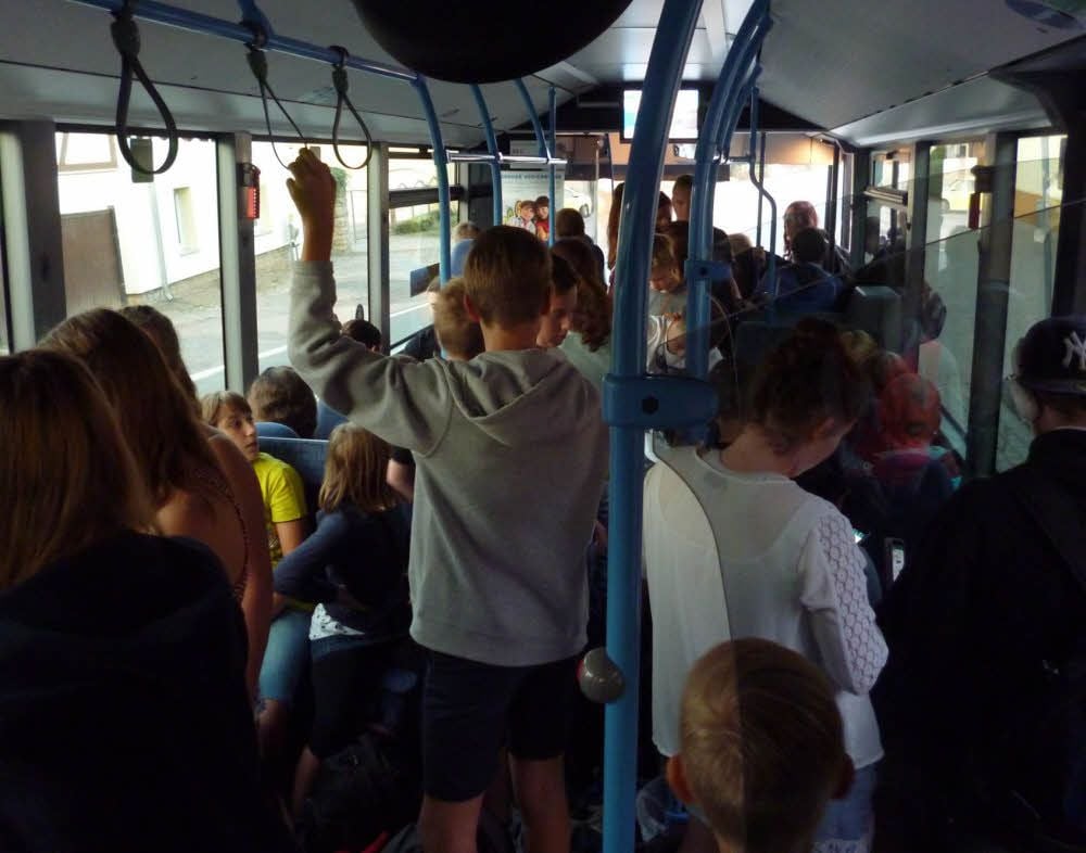 Der Bus jeden Morgen von Wippra ist voll. An einen Sitzplatz für jeden ist nicht zu denken.