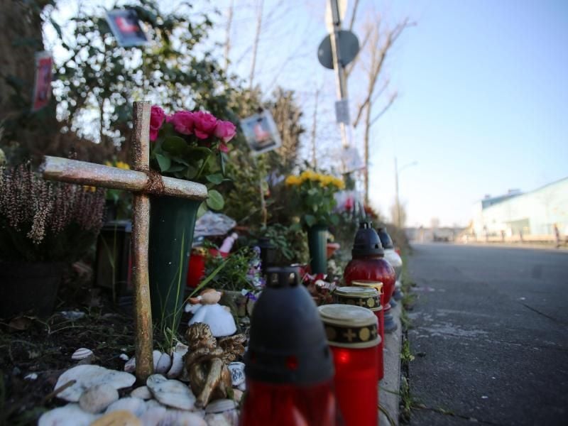Ein Kreuz steht in Köln am Straßenrand an der Unfallstelle eines tödlichen Unfalls bei einem illegalen Autorennen. Foto: Oliver Berg