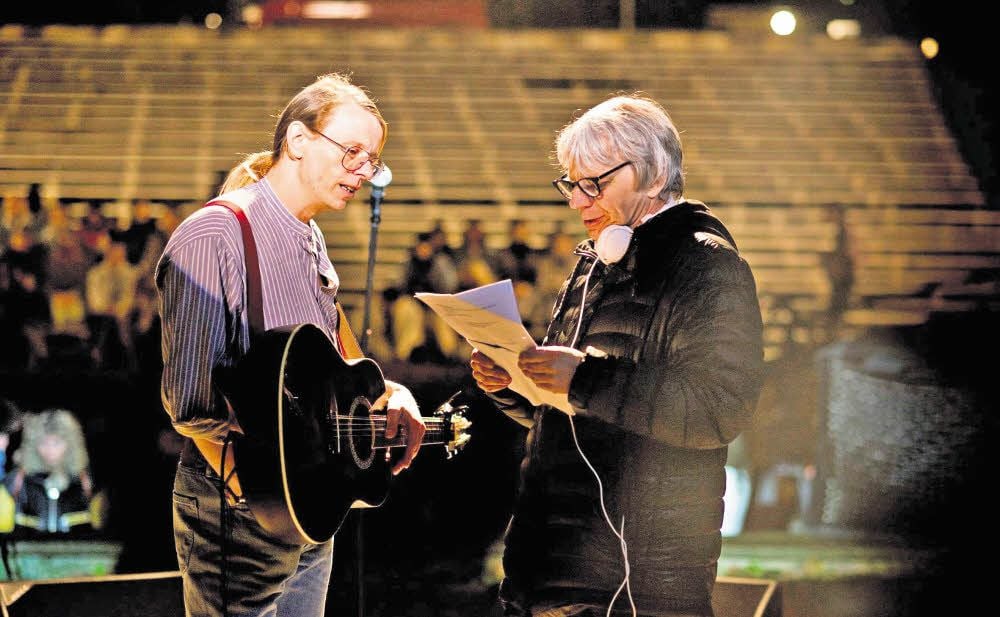 Mit Fleischerhemd, Hosenträgern und Kassenbrille: Alexander Scheer spielt in Andreas Dresens (rechts) neuem Film den ostdeutschen Liedermacher und Baggerfahrer Gerhard Gundermann, der 1998 mit nur 43 Jahren starb.