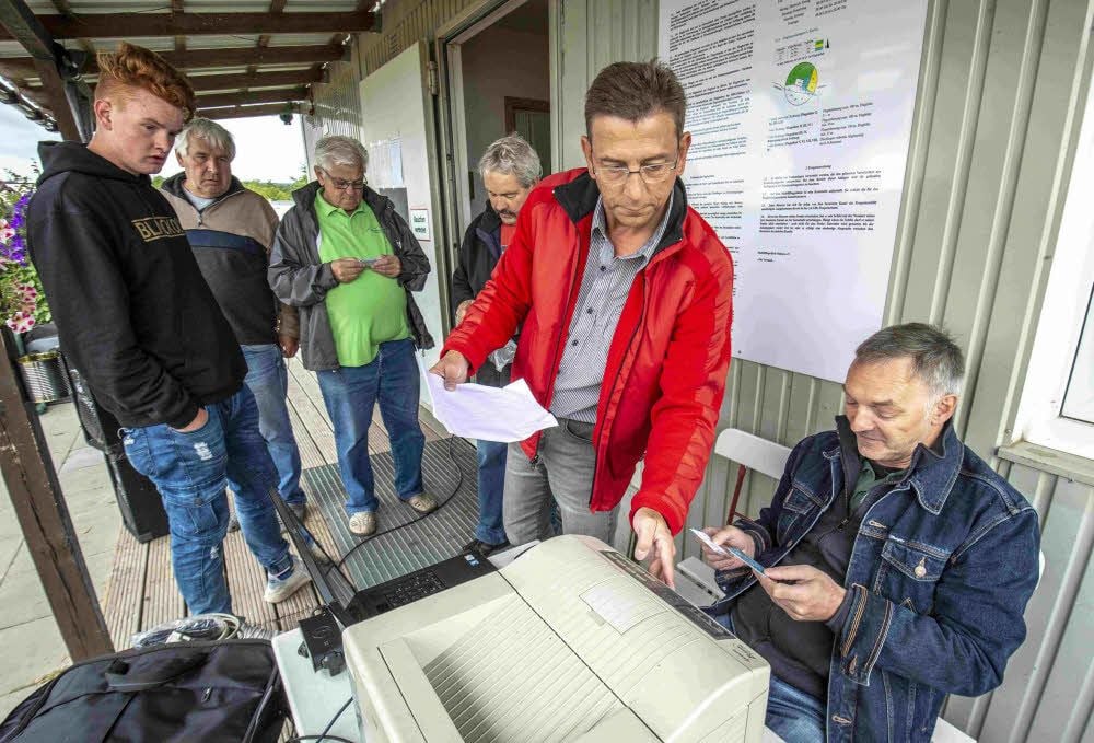 Wer fliegen will, muss nachweisen, dass er versichert und Mitglied in einem Verein ist. Dann bekommt er von den Vereinsmitgliedern die Starterlaubnis.