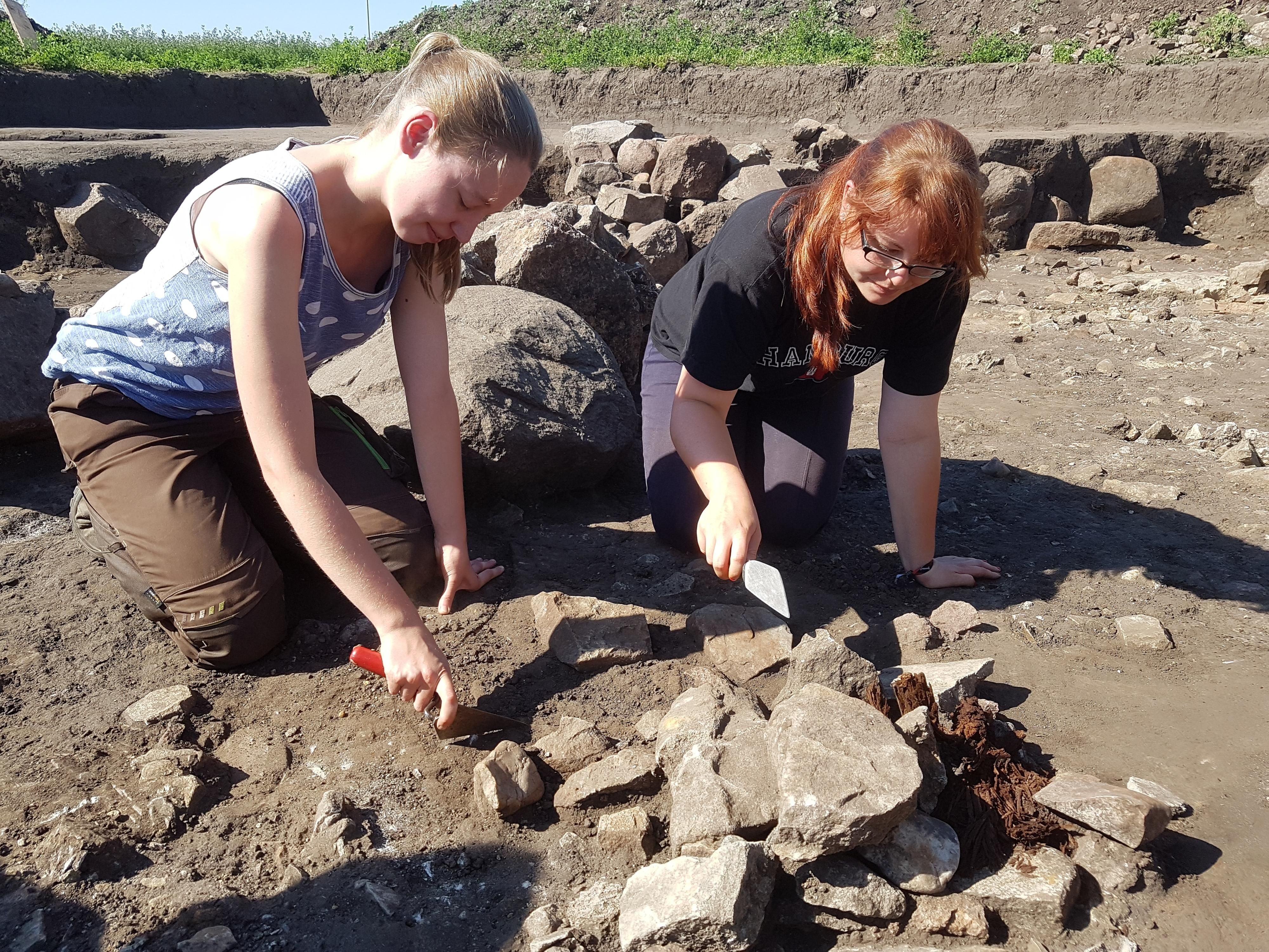 Die beiden Studentinnen Helen Stamer und Desere Friese (r.) halfen mehrere Wochen bei den Ausgrabungen auf einen Feld bei Raßnitz.