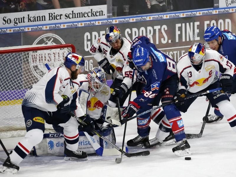 Im DEL-Finale zwischen Adler Mannheim und EHC München wird heftig um den Puck gekämpft. Foto: Michael Deines