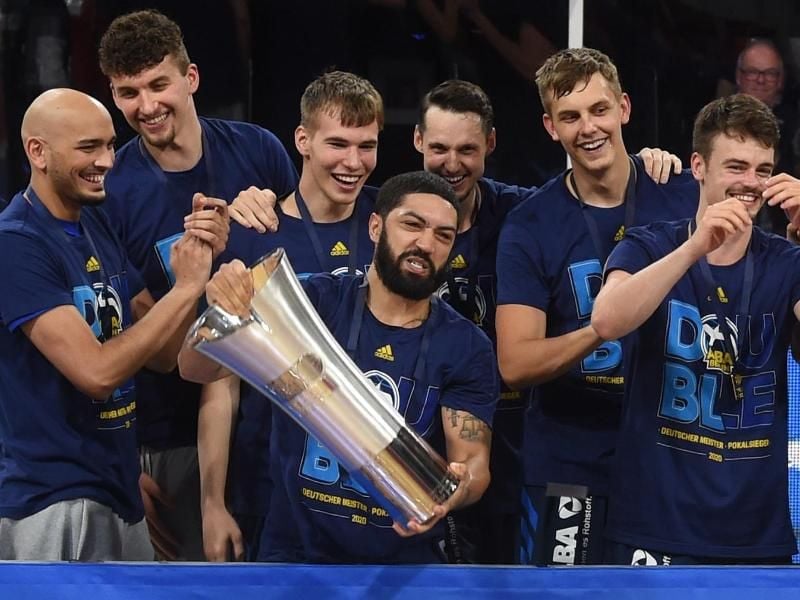 Holten 2020 neben der Meisterschaft auch den Pokal: Die Basketballer von Alba Berlin. Foto: Christof Stache/AFP-Pool/dpa