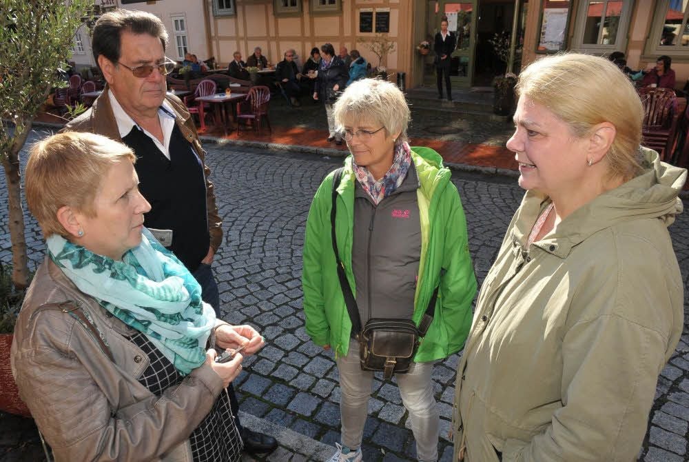 Claudia Hacker von der Tourist-Info Stolberg/Harz trifft ihre Kolleginnen Christine Leisten und Marita Matousek von der Tourist-Info der Kupferstadt Stolberg/Rheinland (v.li.).