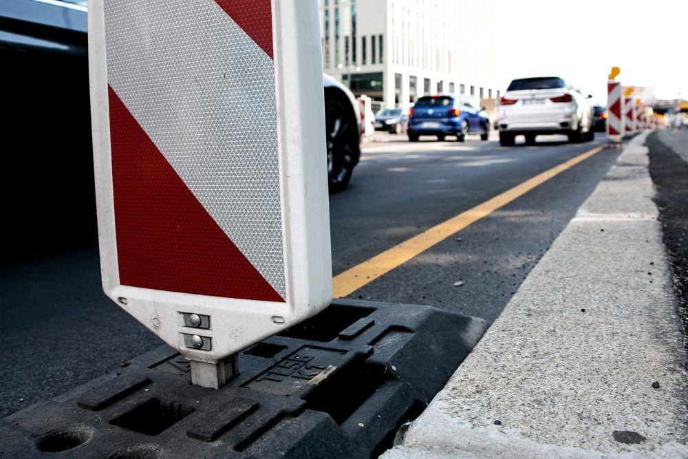 Bauarbeiter verbringen oft Stunden täglich im Auto, um zur Arbeit zu kommen. Jetzt will die IG Bau eine Entschädigung durchsetzen.