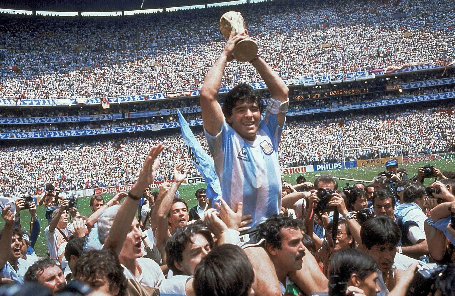 Auf dem Höhepunkt seiner Karriere: Diego Maradona wird nach dem WM-Finalsieg gegen Deutschland 1986 bejubelt.