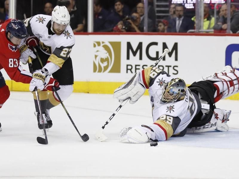 Vegas-Goalie Marc-Andre Fleury (r) schmeißt sich dem Puck entgegen. Foto: Alex Brandon/AP/
