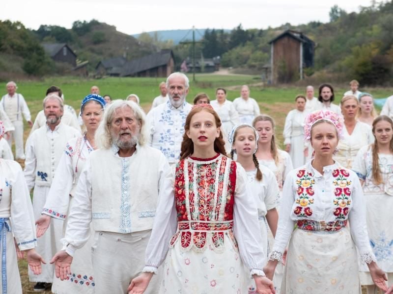 Eine Szene aus „Midsommar”. Das Folk-Horrormärchen war 2019 im Kino und ist zurzeit bei Amazon Prime zu sehen. Foto: Csaba Aknay/A24/Amazon Prime/dpa