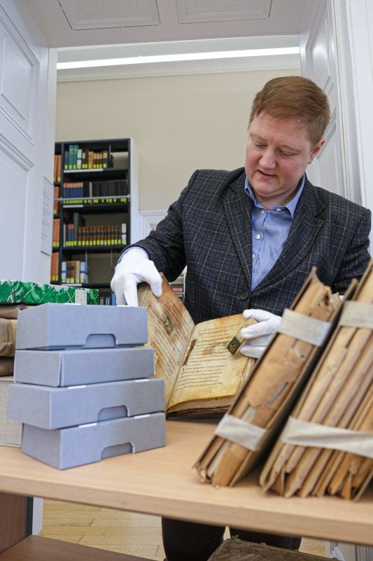 Alte Handschriften hält Julia Knödler von der Universitäts- und Landesbibliothek in Halle in Händen. Die wertvollen Bücher werden zukünftig in besonderen Boxen gesichert.