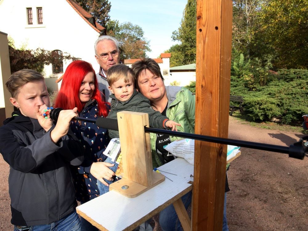 Mit dem Blasrohr holt Justin Krug zwar nicht die volle Punktzahl, seine Familie und Klaus Weber, der Betreuer des Schießstandes, sind aber zufrieden.