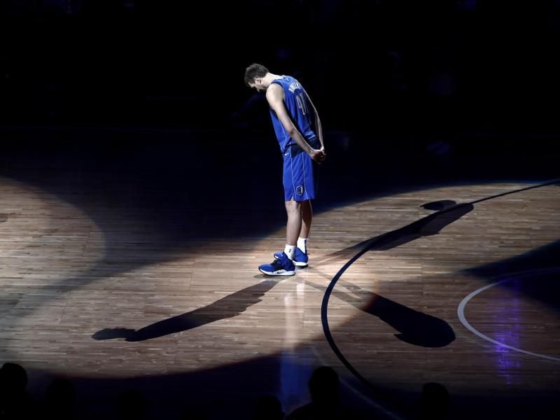 Dirk Nowitzki wird nach dem Heimspiel der Dallas Mavericks verabschiedet. Foto: Tony Gutierrez/AP