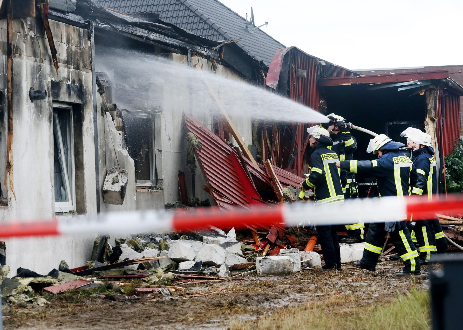 Feuerwehrleute löschen die Reste eines abgebrannten Saunaclubs.
