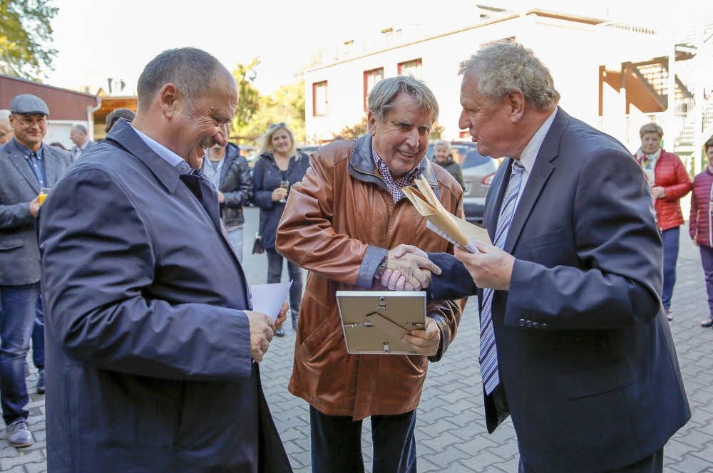 DRK-Landespräsident Roland Halang (r.) überreicht Kreispräsident Henning Rühe eine Urkunde. Michael Funke (l.) freut sich über eine Spende.