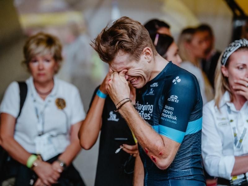 Ein Fahrer vom Team Novo Nordisk trauert um Bjorg Lambrecht. Foto: Forum/ Szymon Gruchalski/FORUM