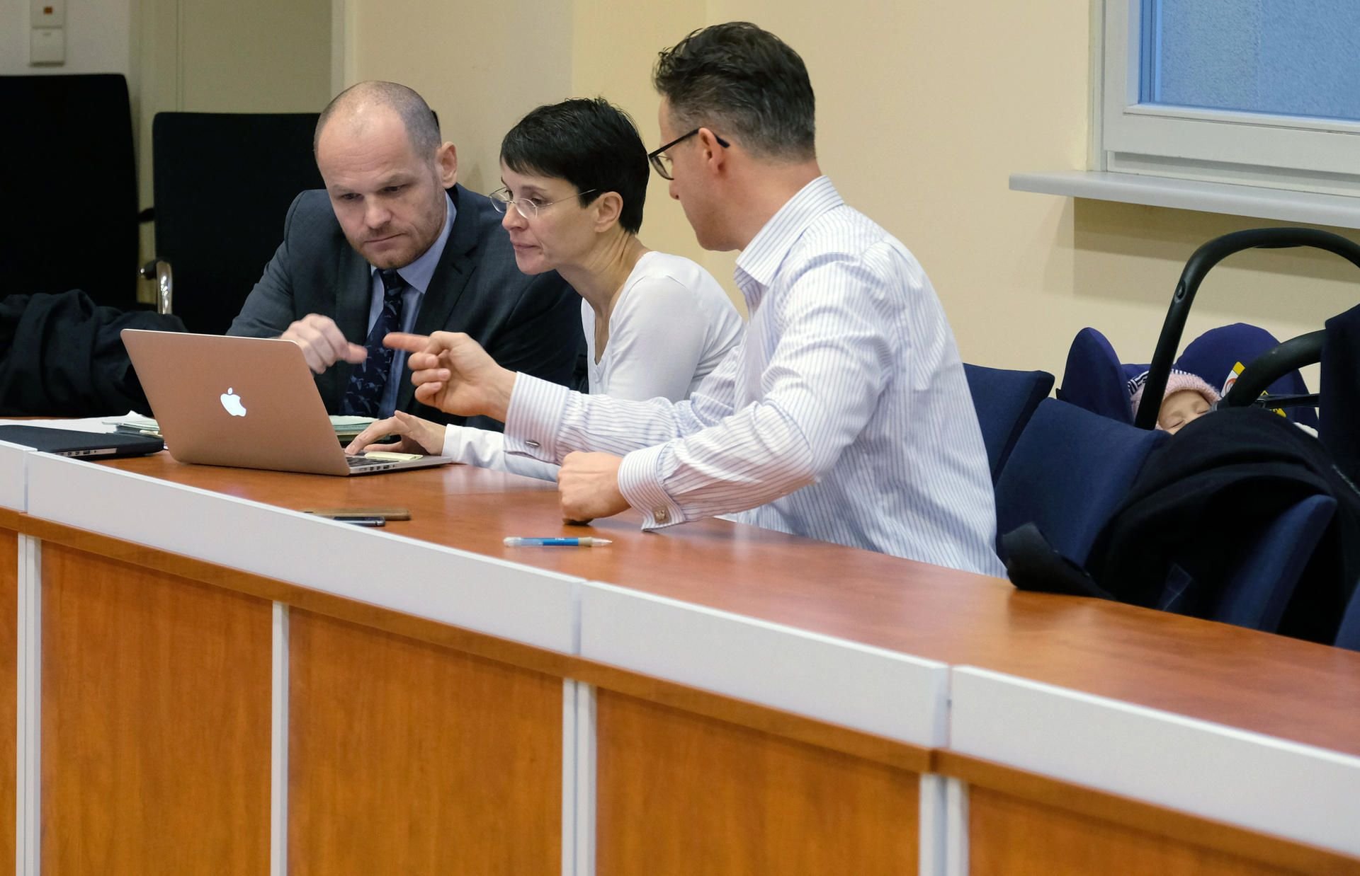 Karsten Brunzel (v.l.n.,r.), Rechtsanwalt, Frauke Petry, frühere AfD-Politikerin, und ihr Ehemann Marcus Prezell sitzen in einem Saal des Amtsgerichtes.