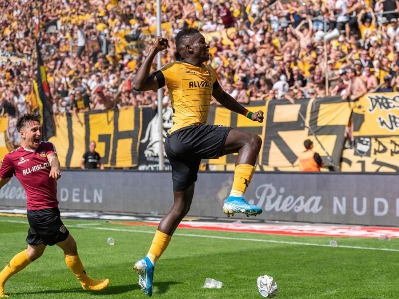 Dynamos Moussa Kone feiert sein Tor zum 3:3-Endstand. Foto: Robert Michael