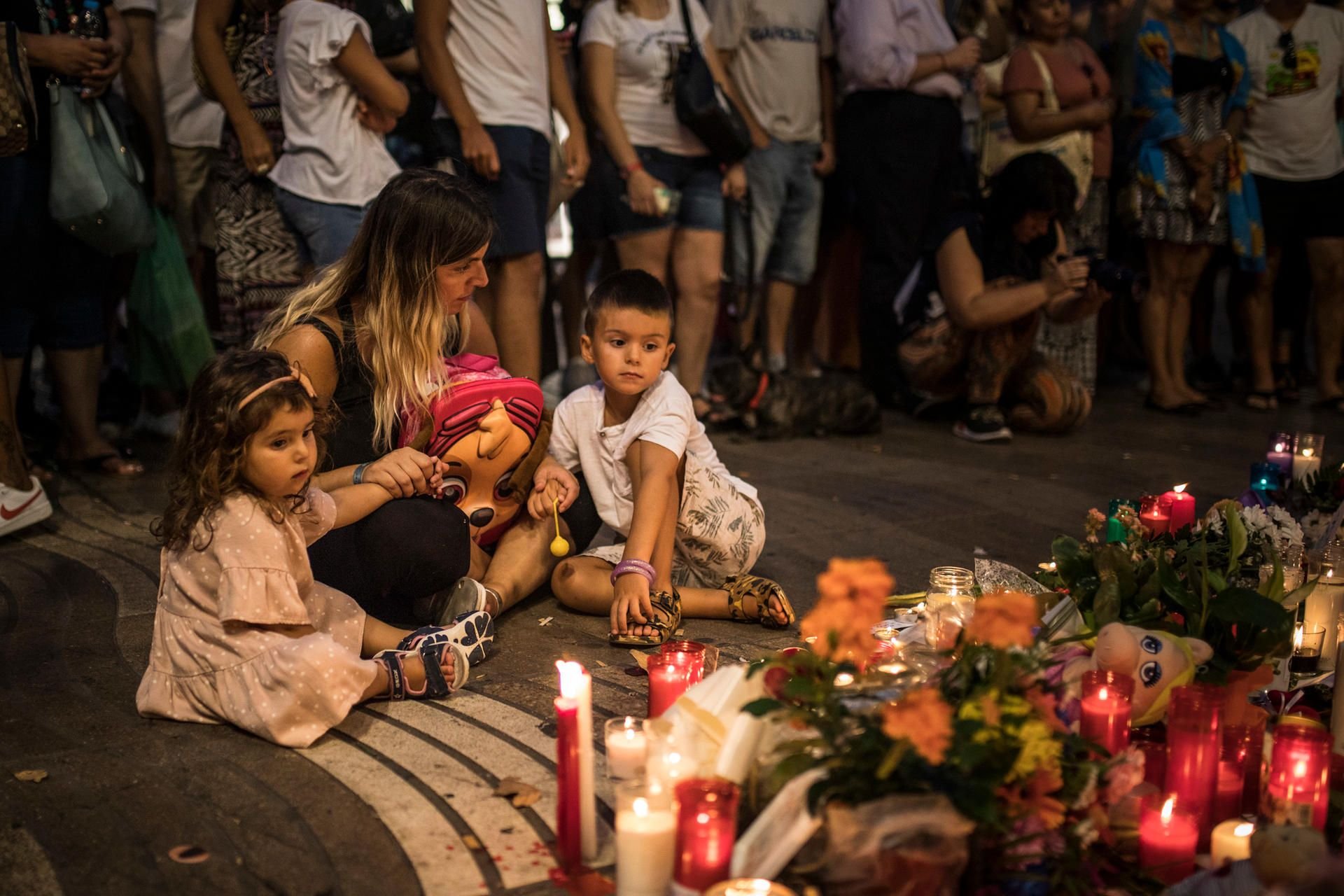 Hunderte Menschen haben am Freitag der Terroropfer aus Barcelona gedacht.