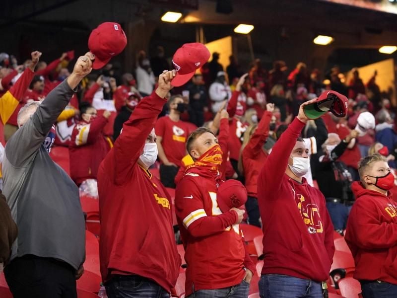 Einige Fans der Kansas City Chiefs jubelten, andere buhten die Spieler aus. Foto: Jeff Roberson/AP/dpa