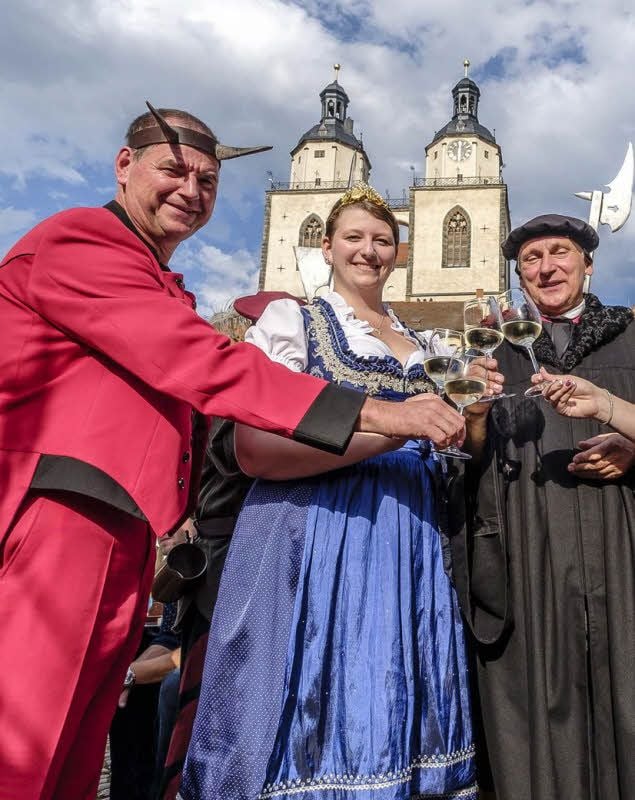 Für einen guten Wein lässt sich Luther sogar mit dem Teufel ein: Hier sind beim Weinfest 2017 in Wittenberg Teufel Heribert Prust, die Fränkische Weinkönigin Marina Prust und Luther Bernhard Naumann zu sehen. Luther und der Teufel sind auch diesmal dabei.