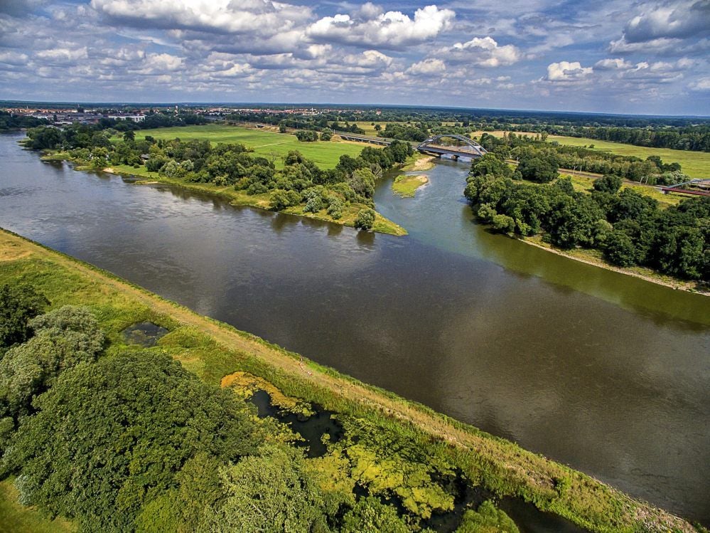Zwischen Dessau und Roßlau mündet die Mulde in die Elbe.