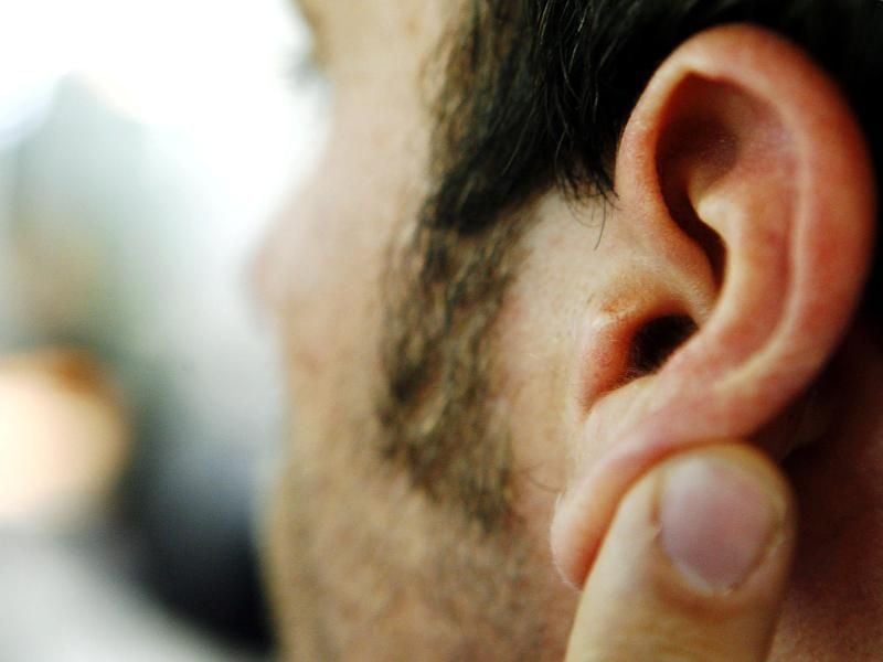 Chronischer Tinnitus kann für die Betroffenen sehr belastend sein. Eine kognitive Verhaltenstherapie kann helfen. Foto: Steffen Kugler/dpa