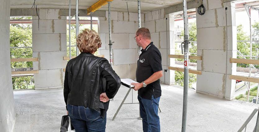 Das erste Mal in der neuen Wohnung: Hauswart Hilmar Wagner erklärt.