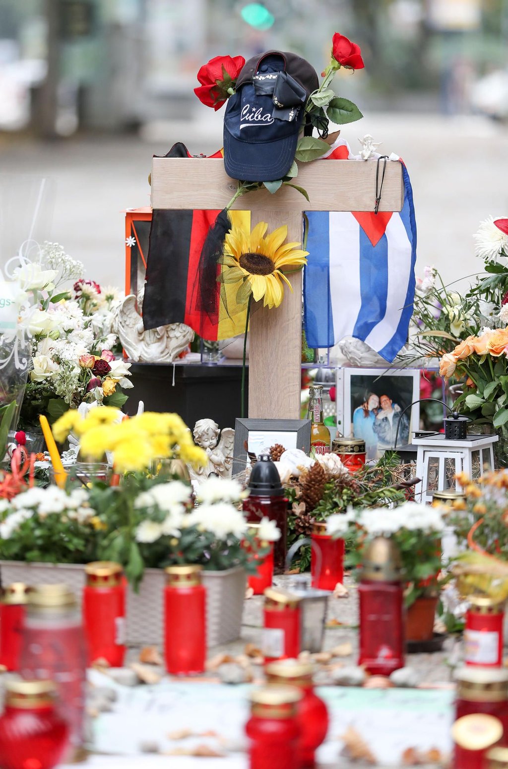 Die deutsche und die kubanische Flagge, zahlreiche Blumen und Kerzen wurden an der Stelle niedergelegt an der ein junger Mann erstochen wurde.