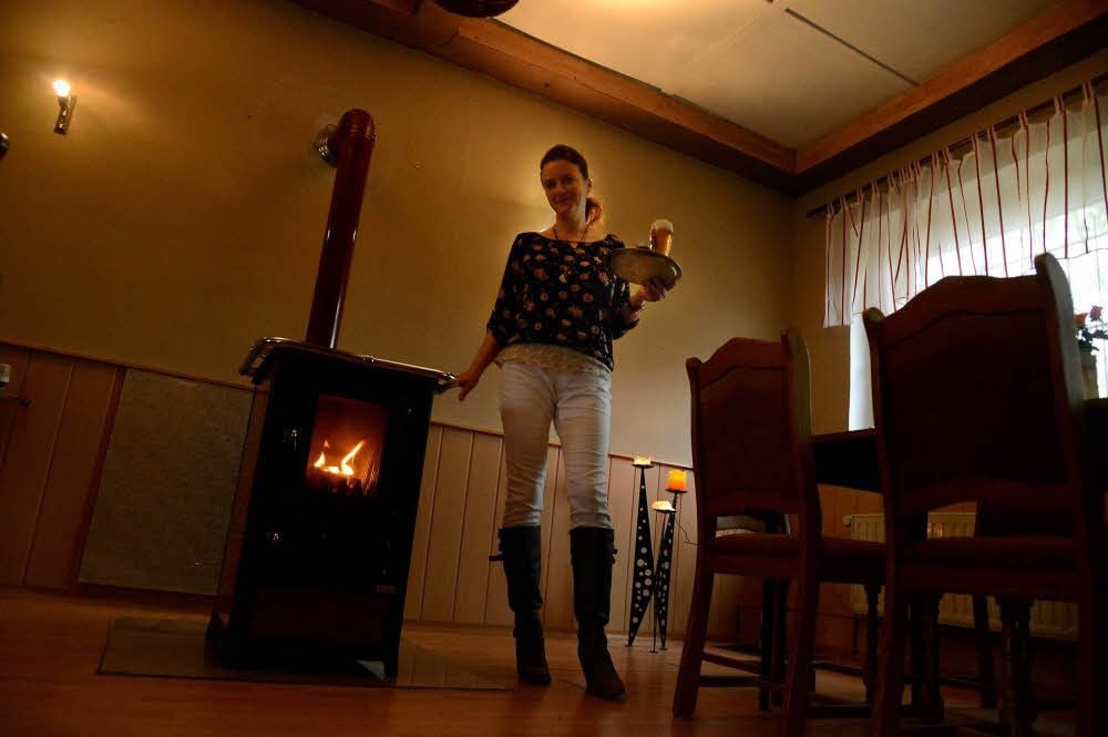 In ihrem Gartenlokal Heinrich Heine serviert Ines Palmai ein kühles Blondes am warmen Feuer.