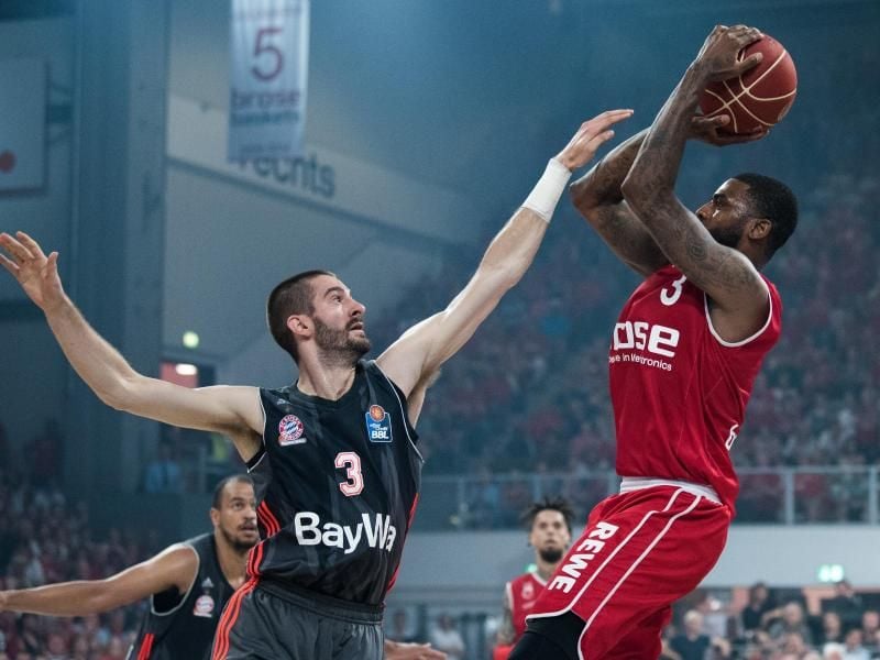 Der Bamberger Dorell Wright (r) wird von Bayern-Profi Braydon Hobbs verteidigt. Foto: Nicolas Armer