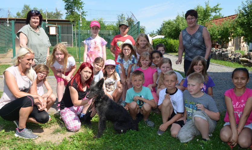 Die Schulklasse zu Besuch im Tierheim in Eisleben