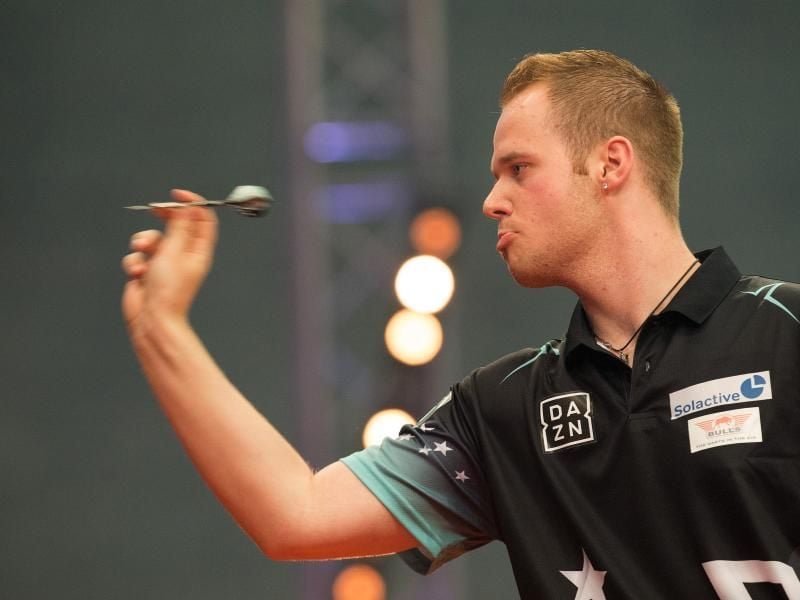 Der deutsche Dartspieler Max Hopp tritt als erster deutscher Dartspieler in der Darts-Premier-League an. Foto: Friso Gentsch/Archiv