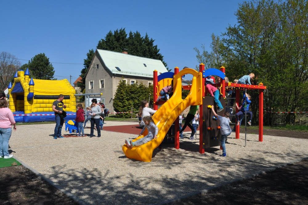 Mit einem großen Hallo haben die Kinder den nagelneuen Spielplatz in Torna sofort in Beschlag genommen.