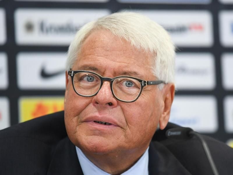 Wolfgang Steubing, Aufsichtsratsvorsitzender der Eintracht Frankfurt Fußball AG, blickt in die Runde. Foto: Arne Dedert/Archivbild