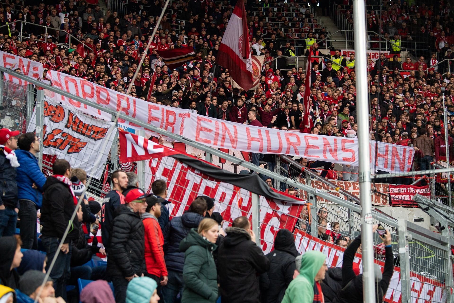 Bayern-Fans entrollten beim Spiel in Hoffenheim Schmäh-Plakate gegen Dietmar Hopp.