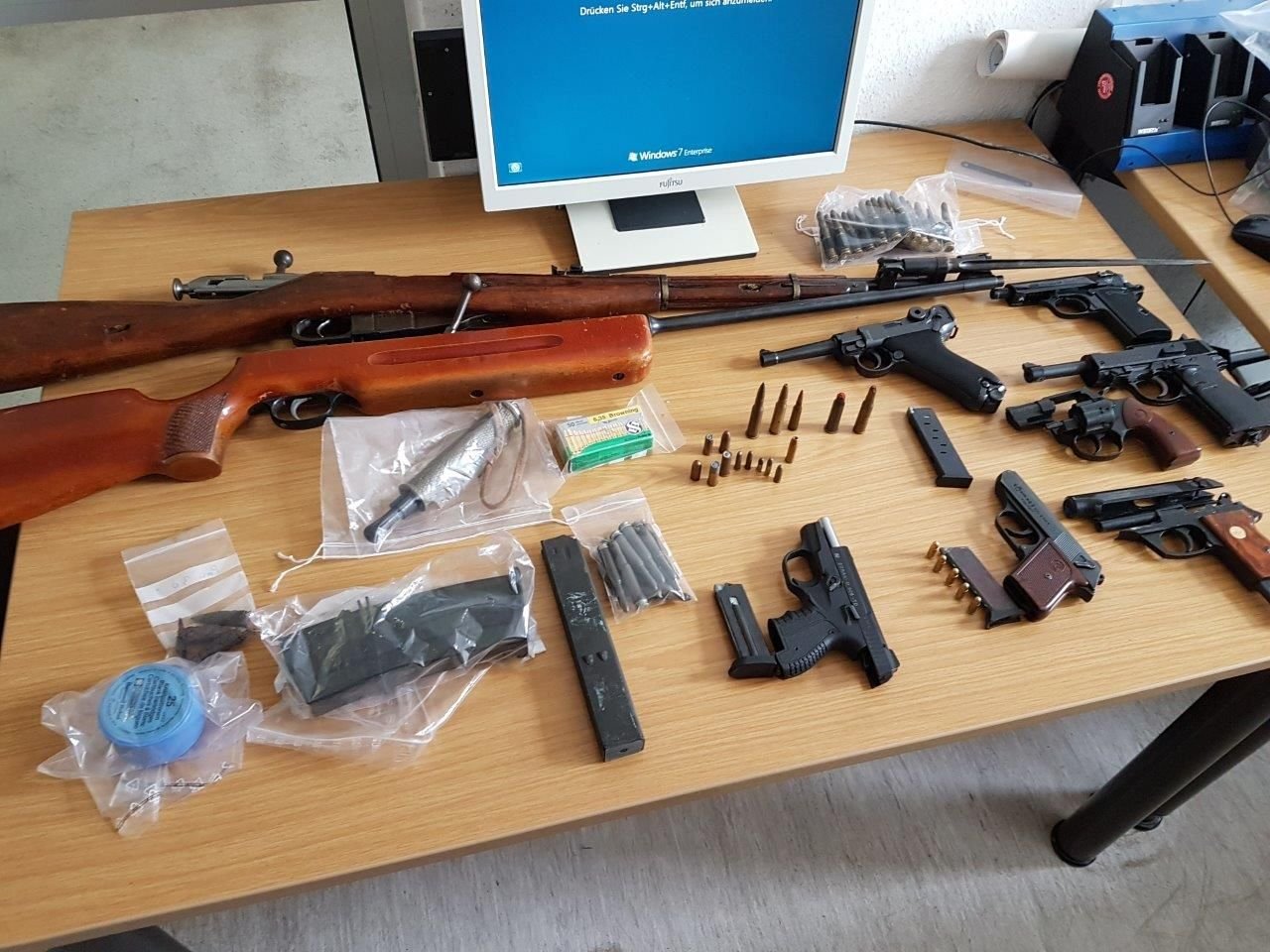 Die Polizei in Magdeburg präsentiert die gefundenen Waffen.
