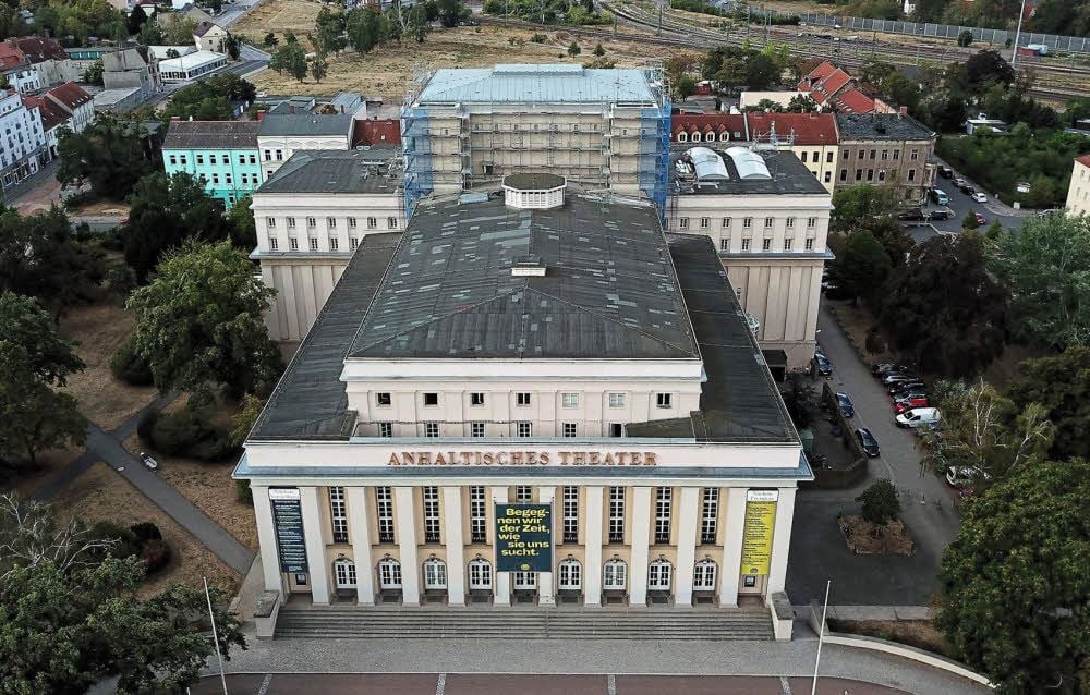 Blick auf das Anhaltische Theater: Der Bühnenturm ist noch immer eingerüstet. Die Bauarbeiten verzögern sich.