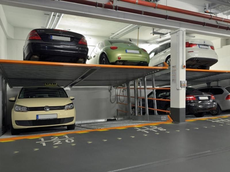 Stapelware: In großstädtischen Wohnanlagen sind anmietbare Duplex-Stellplätze nicht selten - die Abmessungen des eigenen Autos sollte man vor der Anmietung kennen. Foto: Tobias Schneider/Barlo Fotografik/KLAUS Multiparking GmbH/dpa-tmn