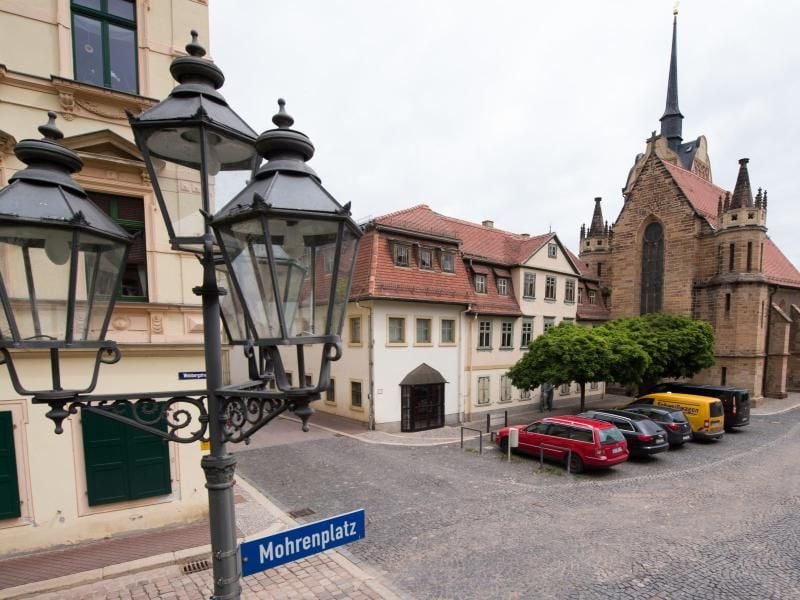 Das Otto-Dix-Haus (M) neben der Marienkirche (r) in Gera. Foto: Sebastian Kahnert