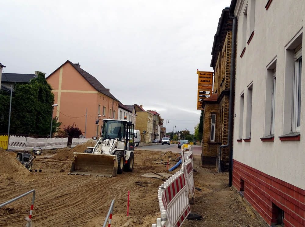 Genau hinter dem Lader ist die Einfahrt zum Tankstellenshop und zum Baumarkt in der Zahnaer Bahnhofstraße.