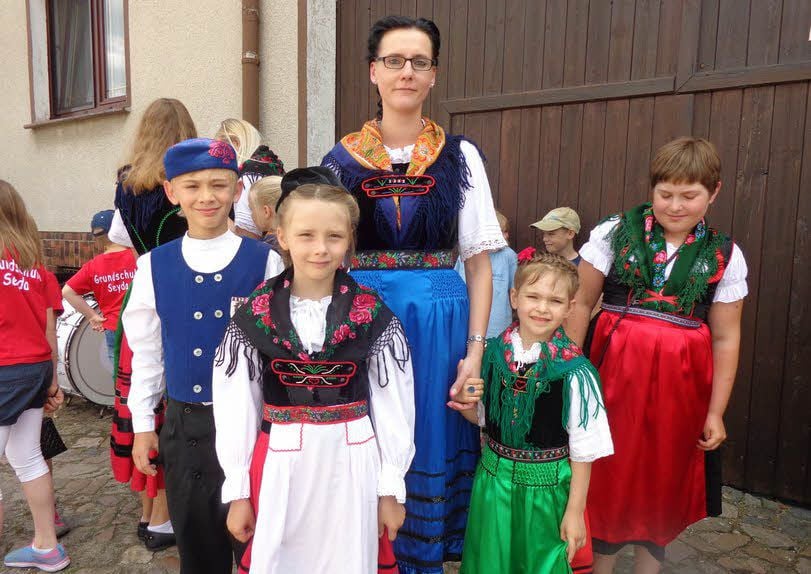 Stolz in der Flämingtracht: Sven Seidel, Julia Neumann, Nadine Presse, Leni Louisa Presse und Maja Heidemüller (von links nach rechts)