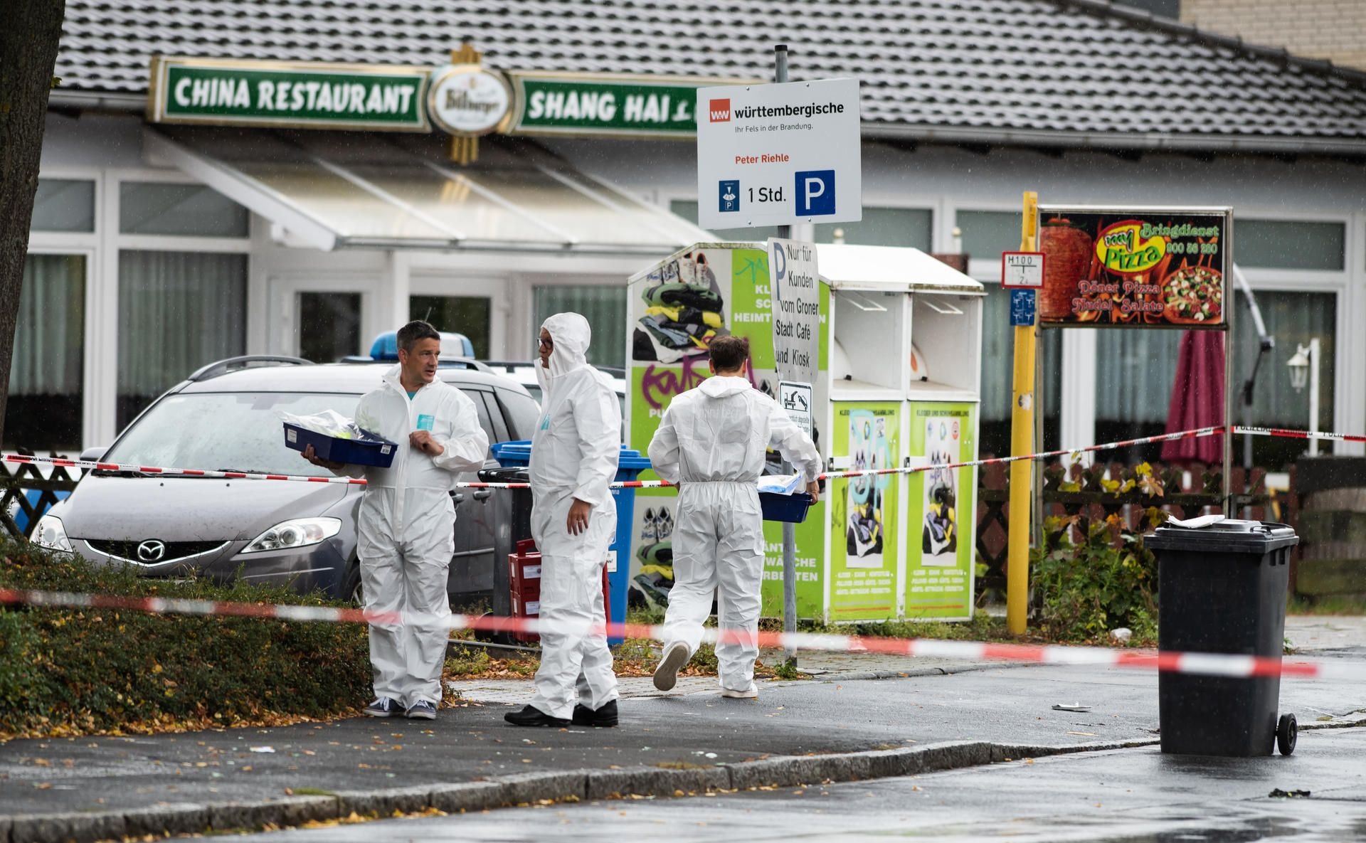 Ermittler der Polizei stehen am abgesperrten Tatort in Göttingen.