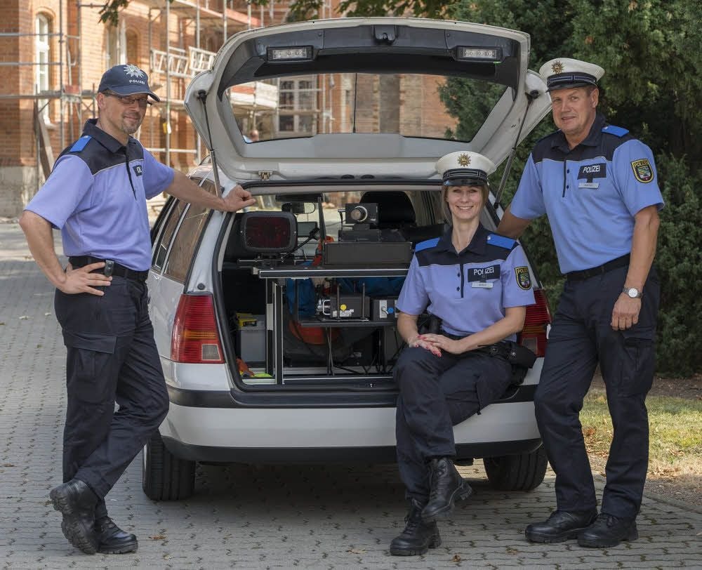 Ingo Kuhfuß, Elisabeth Weber und Mario Kostka (v.r.) sind drei von vier Hilfspolizisten, die momentan im Revier Halberstadt vorwiegend für Tempokontrollen eingesetzt werden.