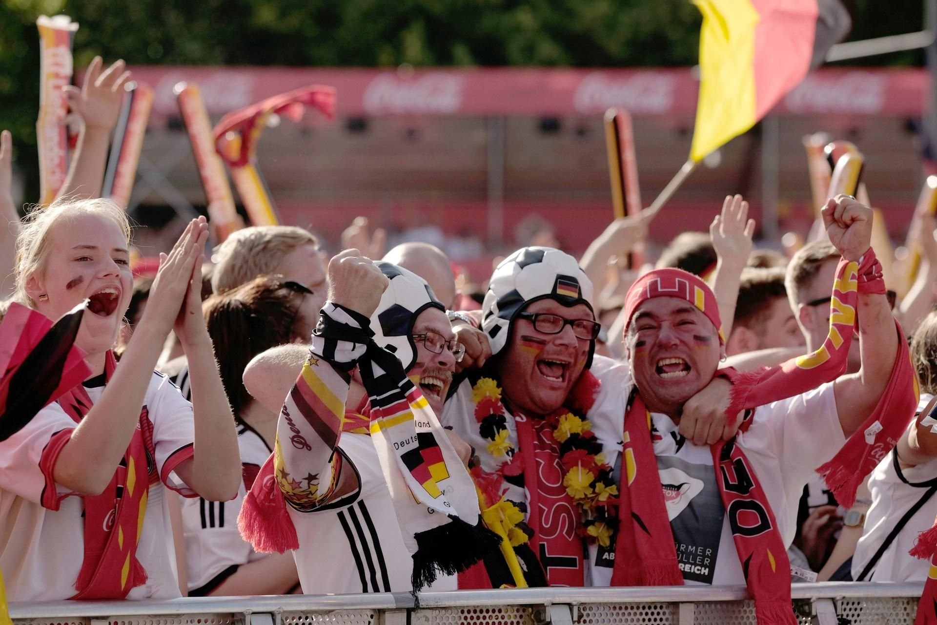 Bei der Fußball-WM 2018 gibt es zum Teil große zeitliche Unterschiede bei der Live-Übertragung.