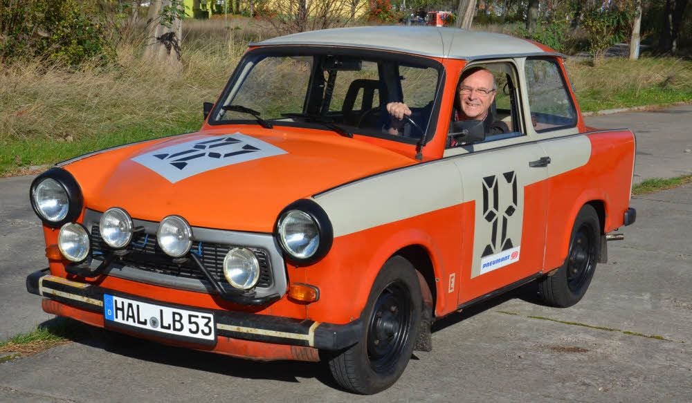 Der Hallenser Lutz Birke in seinem Trabant, mit dem er früher Wettkämpfe im Orientierungsfahren absolviert hat.