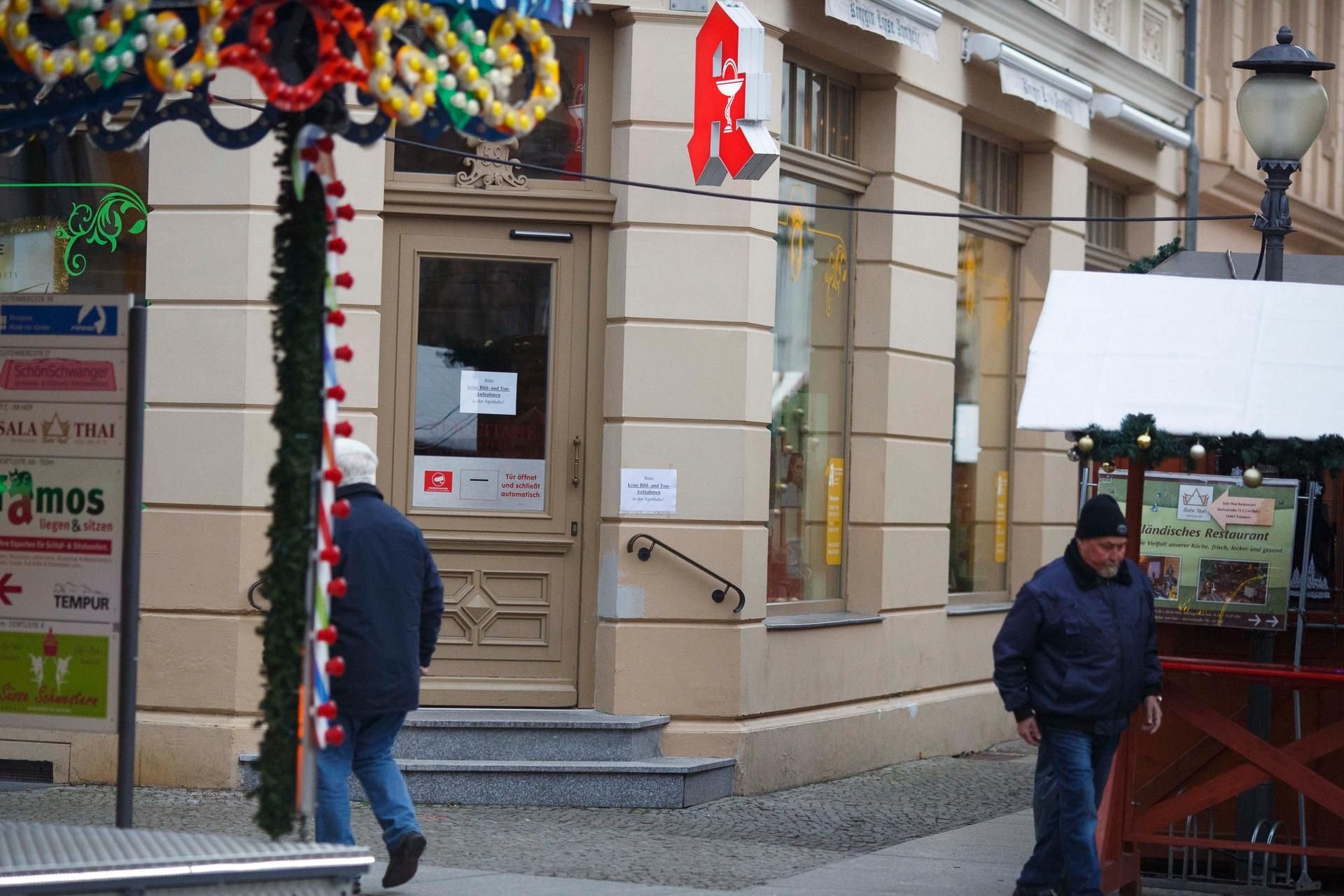 Die Apotheke in Potsdam, an die die Paketbombe geliefert wurde.